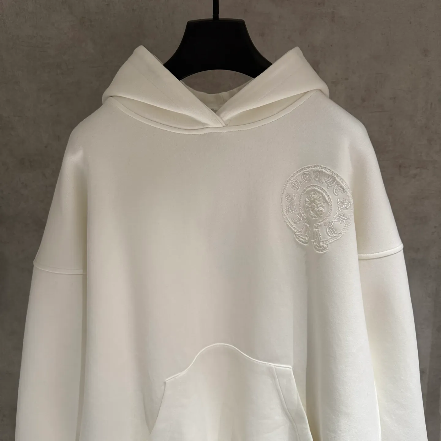 🅿️410 [Strict quality control] CH Croixin's new long-sleeved hooded sweatshirt. The fabric is made of heavy 480g double yarn fabric. Garment washing. Laser burning of the front and back panels. Garment washing. Loose fit. The fabric is stiff and stylish. It does not deform or shrink. Color: black, white, floral gray. Size: M-2xl